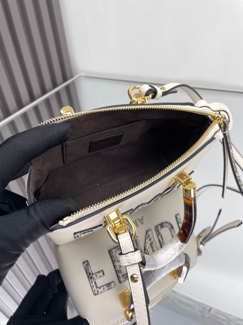 img_77125233_20240406_i1712377486_1637_2_jpg BY THE WAY MINI 18 IN WHITE LAMBSKIN GOLD HARDWARE