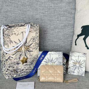 img_80e46a01_20231227_i1703672676_7981_0_jpg CD Logo Caro 11cm Compact Wallet Beige Calfskin