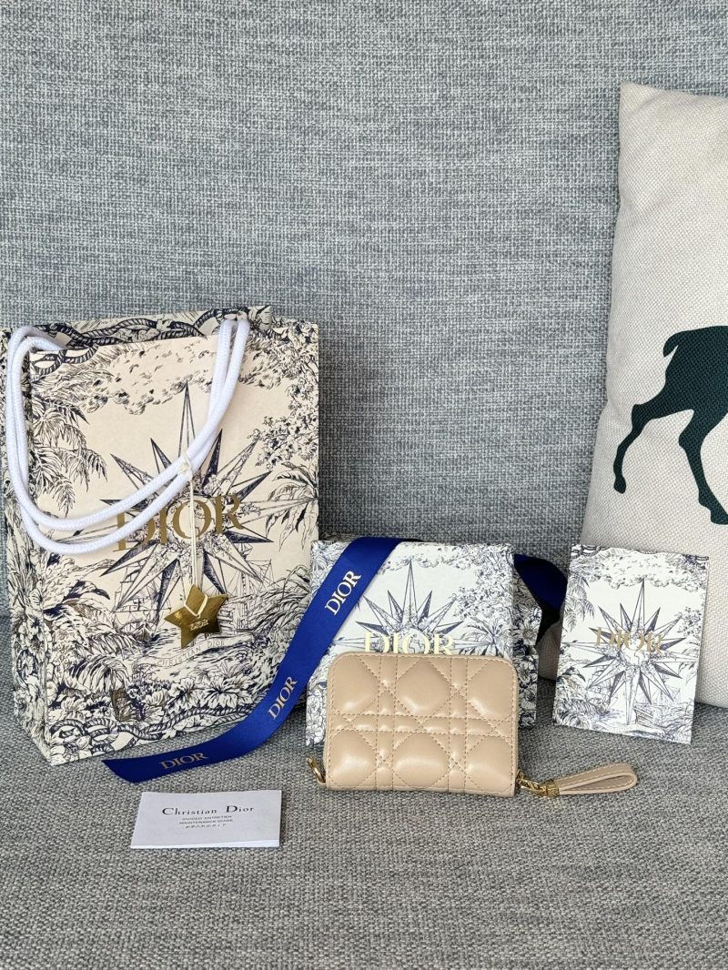 img_80e46a01_20231227_i1703672676_7981_0_jpg CD Logo Caro 11cm Compact Wallet Beige Calfskin