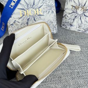 img_80e46a01_20240411_i1712822437_6130_0_jpg CD Logo Caro 11cm Compact Wallet White Calfskin