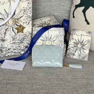 img_80e46a01_20240420_i1713609617_8596_0_jpg CD Logo Caro 11cm Compact Wallet Shiny Cloud Blue Calfskin