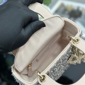 img_944dca8d_20240720_i1721462139_3650_3_jpg CD Mini Lady 17 Beige Satin Embroidery Diamond