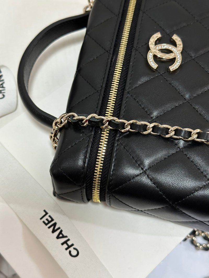 img_b885826e_20250121_i1737451573002_6364_0_2_jpg CC 25C Vanity Case 19.5cm Black Hanel Sheepskin Light Gold Hardware