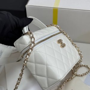 CC 25P Vanity Case 19.5cm White Calfskin Heart Rhinestone 243604