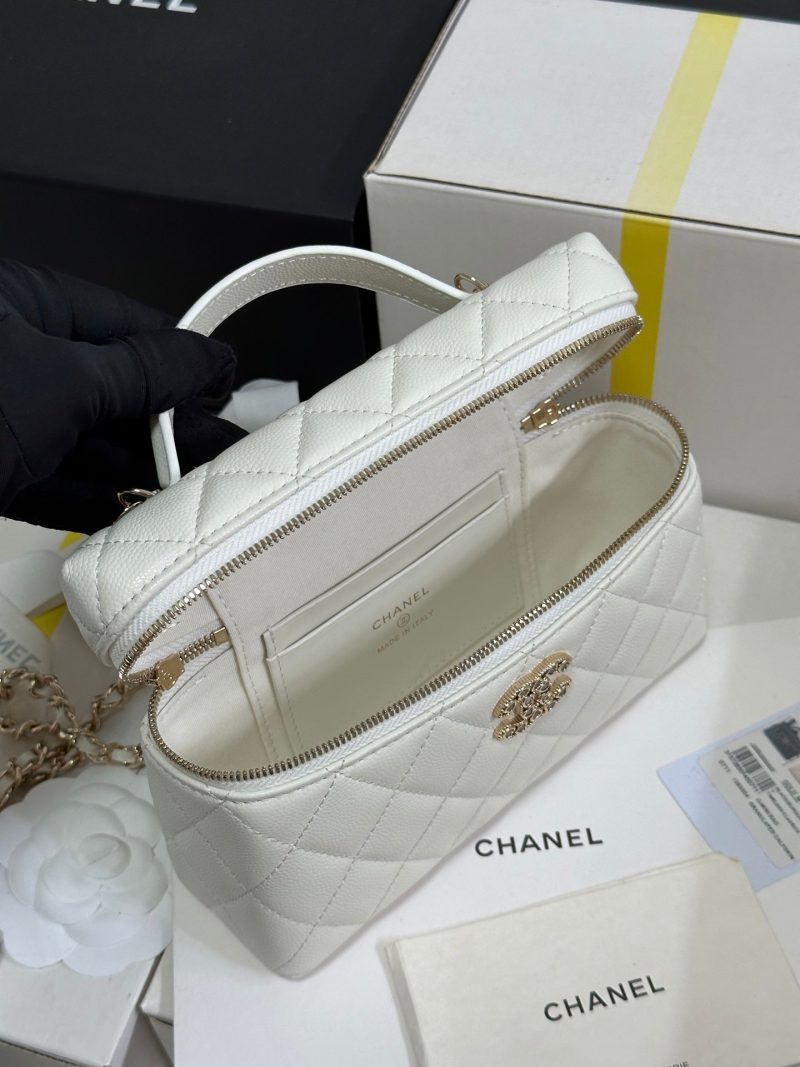 CC 25P Vanity Case 19.5cm White Calfskin Heart Rhinestone 243604