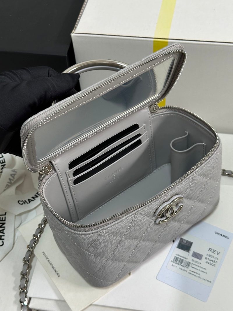 img_b885826e_20250328_i1743136771991_3435_0_6.jpg_1 CC 25P Vanity Case 17cm Light Gray Leather Silver Hardware 243466