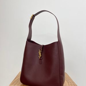 LE 5 À 7 LARGE SUPPLE 31 IN WINE RED GRAINED CALFSKIN