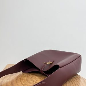 LE 5 À 7 LARGE SUPPLE 31 IN WINE RED GRAINED CALFSKIN