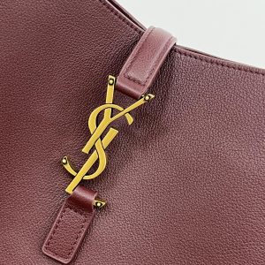 LE 5 À 7 LARGE SUPPLE 31 IN WINE RED GRAINED CALFSKIN