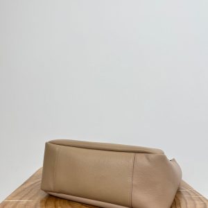 LE 5 À 7 LARGE SUPPLE 31 IN LIGHT BROWN GRAINED CALFSKIN