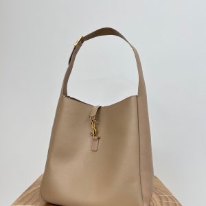 LE 5 À 7 LARGE SUPPLE 31 IN LIGHT BROWN GRAINED CALFSKIN