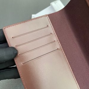 img_c4e87dad_20240423_i1713872609_9693_3_jpg_5228efc3-5e6d-4ec1-84fd-a00fedaeaa27 cc passport 10cm black cavair gold hardware