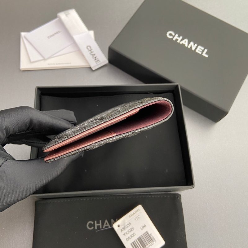 img_c4e87dad_20240423_i1713872609_9951_2_jpg_9dbd6e2f-96b0-4811-907b-3ad8947d2aef cc passport 10cm black cavair gold hardware