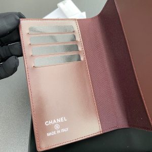 img_c4e87dad_20240423_i1713872929_1677_3_jpg_3bc46377-6899-430d-99fd-3d632c45abe4 cc passport 10cm black cavair silver hardware