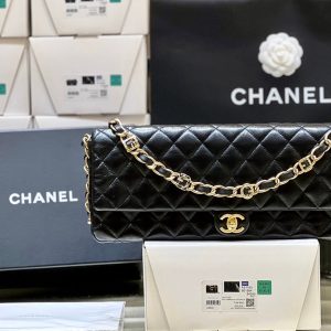 Chanel 24A MAXI Baguette Clutch Black Sheepskin 256043