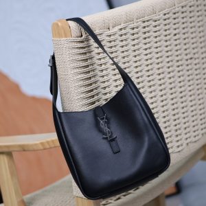 le 5a7 small 23cm black calfskin silver hardware