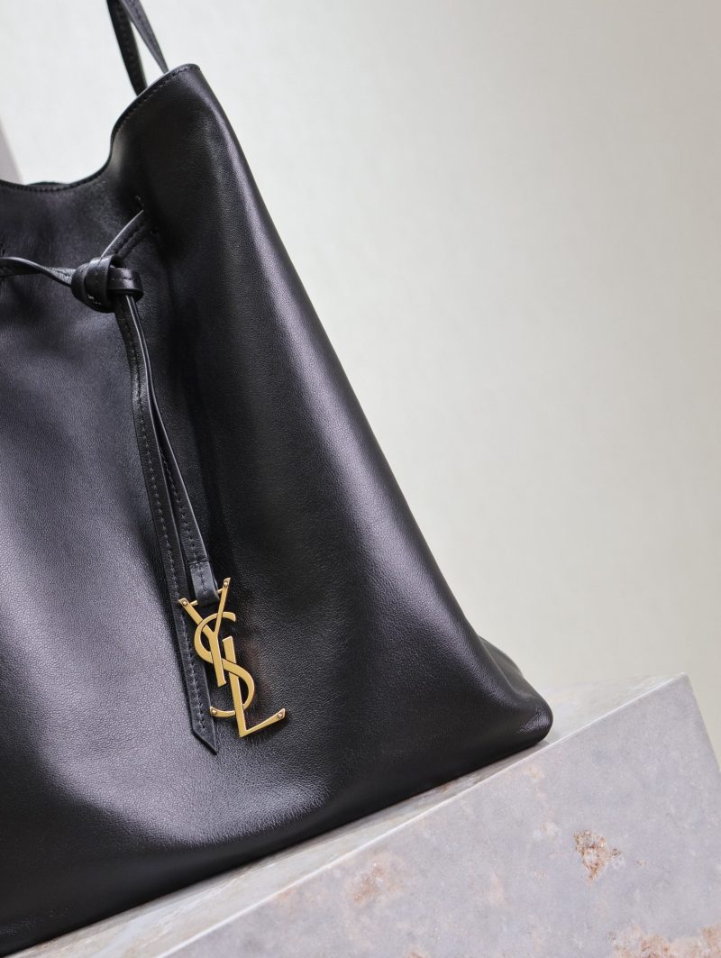 img_f8c0bdc9_20240924_i1727161615_9598_0_jpg POCHON BUCKET BAG 30 IN BLACK LAMBSKIN GOLD HARDWARE