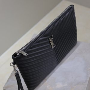 CLUTCH 30 IN BLACK QUILTED CALFSKIN SILVER BUCKLE