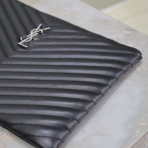CLUTCH 30 IN BLACK QUILTED CALFSKIN SILVER BUCKLE