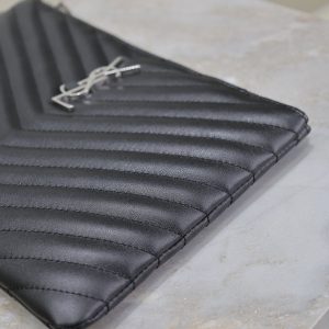 CLUTCH 24 IN BLACK QUILTED CALFSKIN SILVER BUCKLE