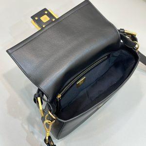 img_fe2b4e3c_20231220_i1703069249_3527_0_jpg BAGUETTE 27 IN BLACK SMOOTH CALFSKIN GOLD HARDWARE