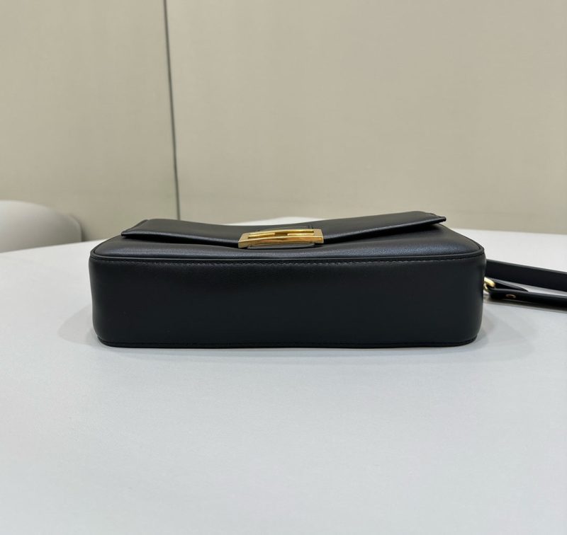 img_fe2b4e3c_20231220_i1703069249_4700_0_jpg BAGUETTE 27 IN BLACK SMOOTH CALFSKIN GOLD HARDWARE