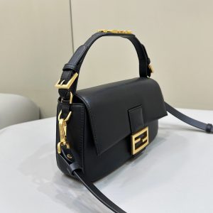 img_fe2b4e3c_20231220_i1703069249_8487_0_jpg BAGUETTE 27 IN BLACK SMOOTH CALFSKIN GOLD HARDWARE