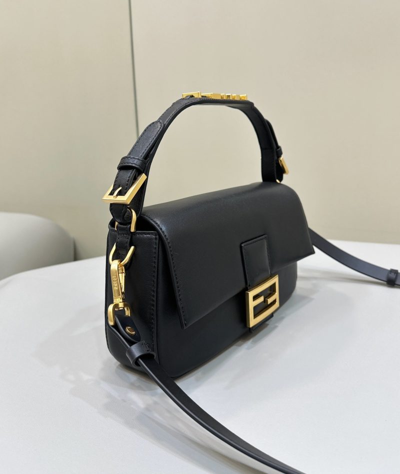 img_fe2b4e3c_20231220_i1703069249_8487_0_jpg BAGUETTE 27 IN BLACK SMOOTH CALFSKIN GOLD HARDWARE