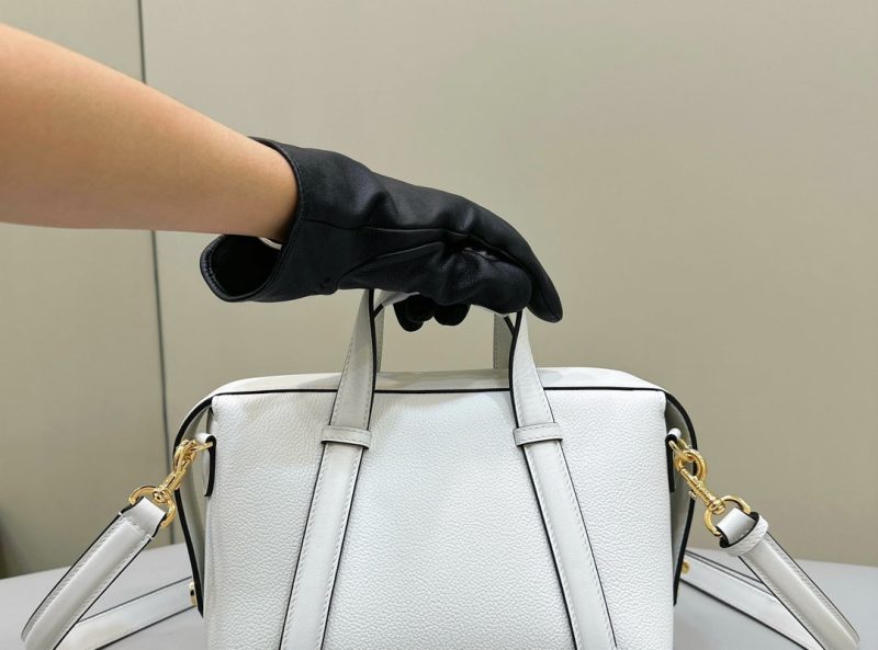 img_fe2b4e3c_20231221_i1703140321_8244_0_jpg FendiI 27 BAG IN WHITE CALFSKIN WITH GOLD HARDWARE