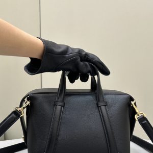 FendiI 27 BAG IN BLACK CALFSKIN WITH GOLD HARDWARE