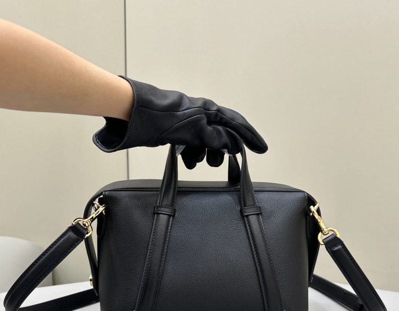 FendiI 27 BAG IN BLACK CALFSKIN WITH GOLD HARDWARE