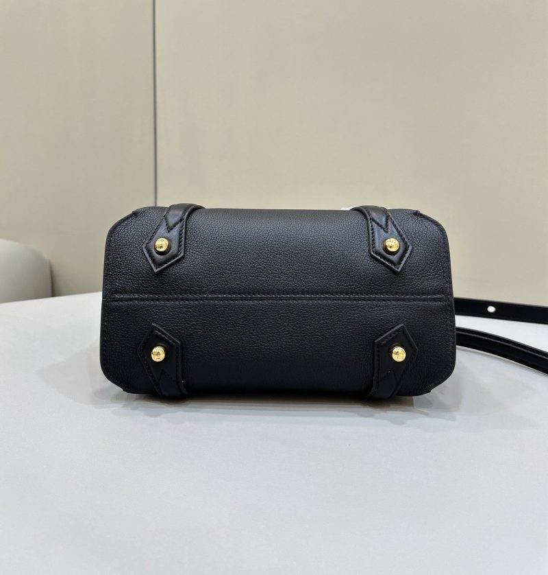 FendiI 27 BAG IN BLACK CALFSKIN WITH GOLD HARDWARE