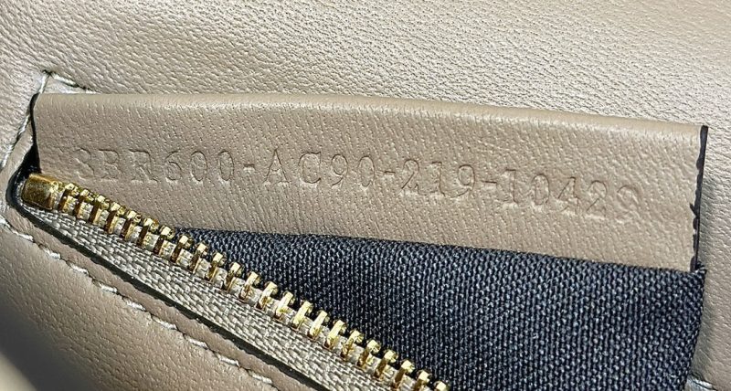 img_fe2b4e3c_20240113_i1705135922_4127_2_jpg FendiI BAGUETTE 27 BAG IN SAND BEIGE CALFSKIN WITH GOLD HARDWARE