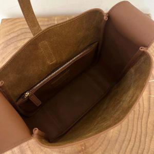 LE 5 À 7 SUPPLE SMALL 22 IN CARAMEL BROWN SUEDE