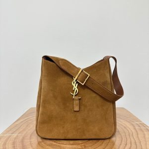 LE 5 À 7 SUPPLE SMALL 22 IN CARAMEL BROWN SUEDE