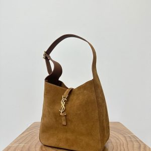 LE 5 À 7 SUPPLE SMALL 22 IN CARAMEL BROWN SUEDE