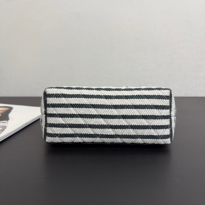 imgi_60_img_533a7dc2_20260125_i1769270617846_4395_0_5_jpg Chanel 26 Woven Clutch 19 White Black Canvas