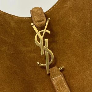 LE 5 À 7 SUPPLE SMALL 22 IN CARAMEL BROWN SUEDE