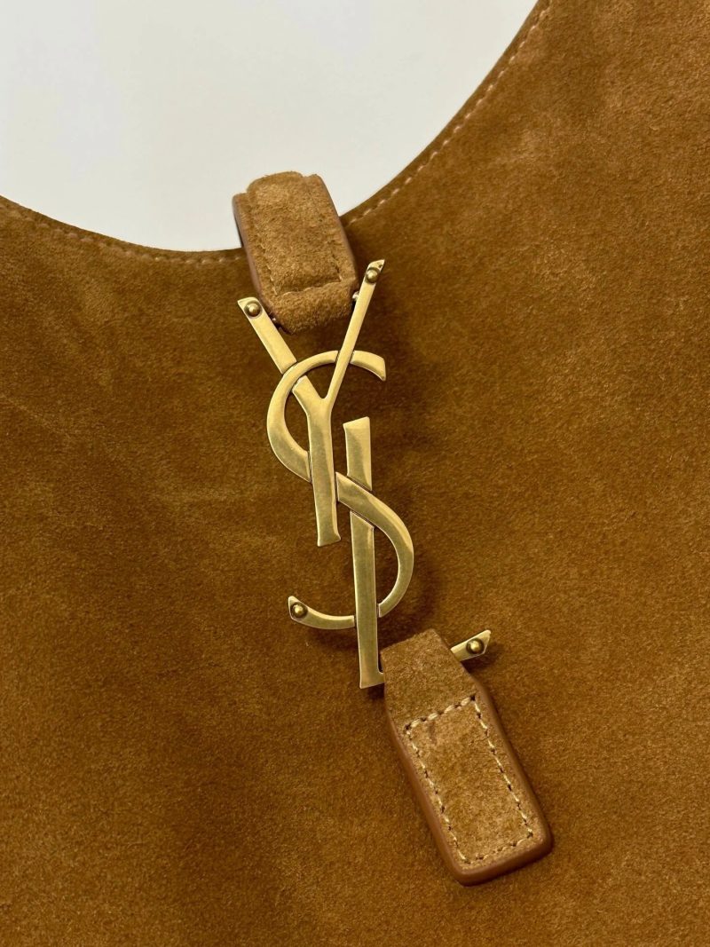 LE 5 À 7 SUPPLE SMALL 22 IN CARAMEL BROWN SUEDE