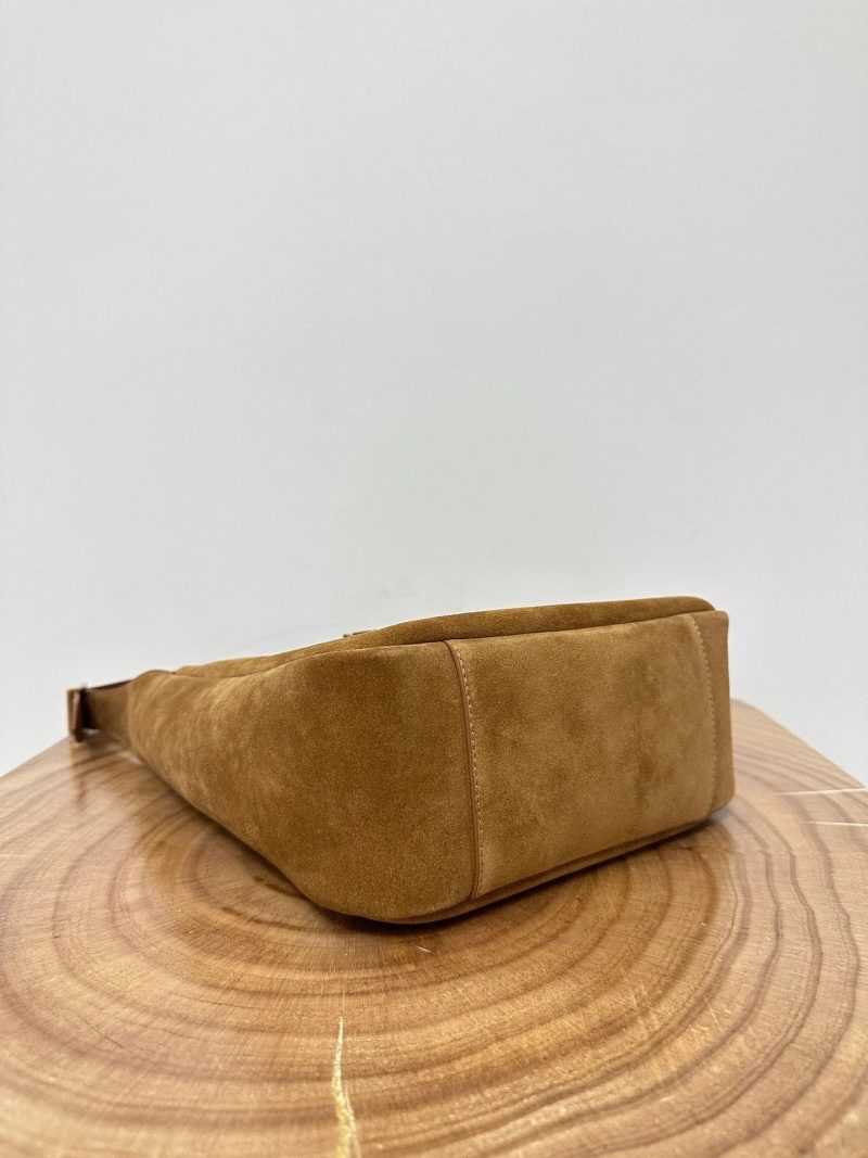 LE 5 À 7 SUPPLE SMALL 22 IN CARAMEL BROWN SUEDE