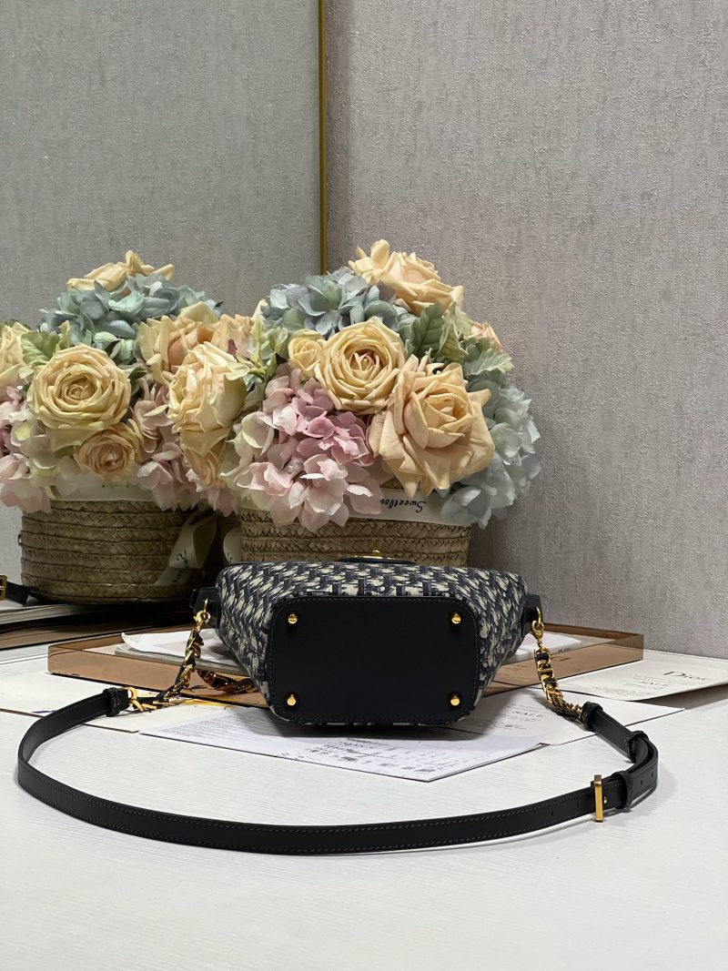 30 MONTAIGNE 13 24x24x9.5CM BLUE OBLIQUE EMBROIDERY