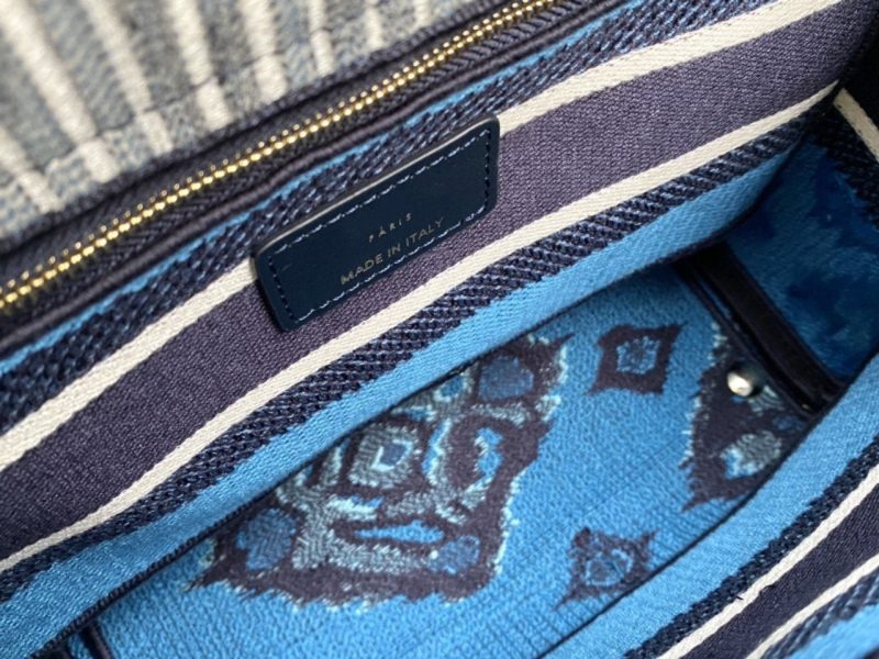 z2536606084706_c50f041ae72492c05fc624d1f77b8181_69f3bbd2-60aa-44d5-b7be-bfb4e14164a8 MEDIUM LADY D-LITE BLUE PALMS EMBROIDERY