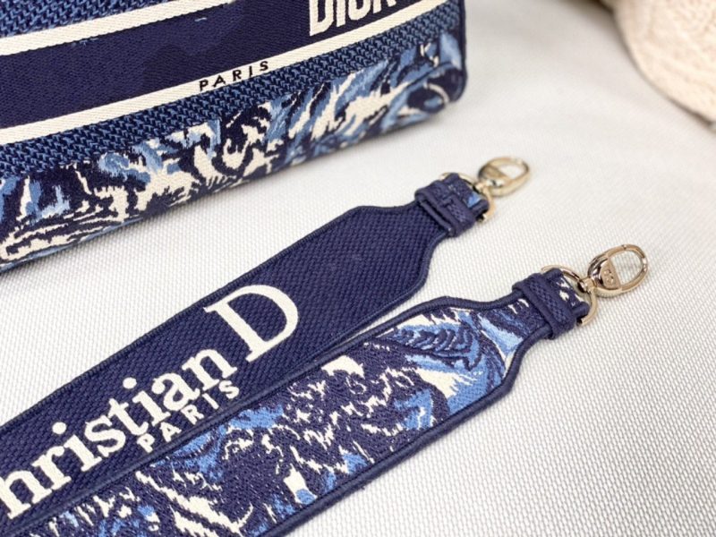 z2536606139766_65767707d51986fa11e9597bfe88139e_a4cd988c-7aac-44b8-ac03-e3e74b5cf703 MEDIUM LADY D-LITE BLUE PALMS EMBROIDERY