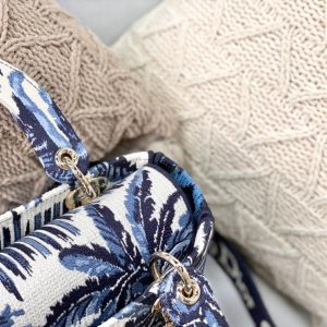 z2536606180326_591893305e0c55baa494e16f4b067f91_5910aafd-ccde-4bae-95bc-89396e9aad42 MEDIUM LADY D-LITE BLUE PALMS EMBROIDERY