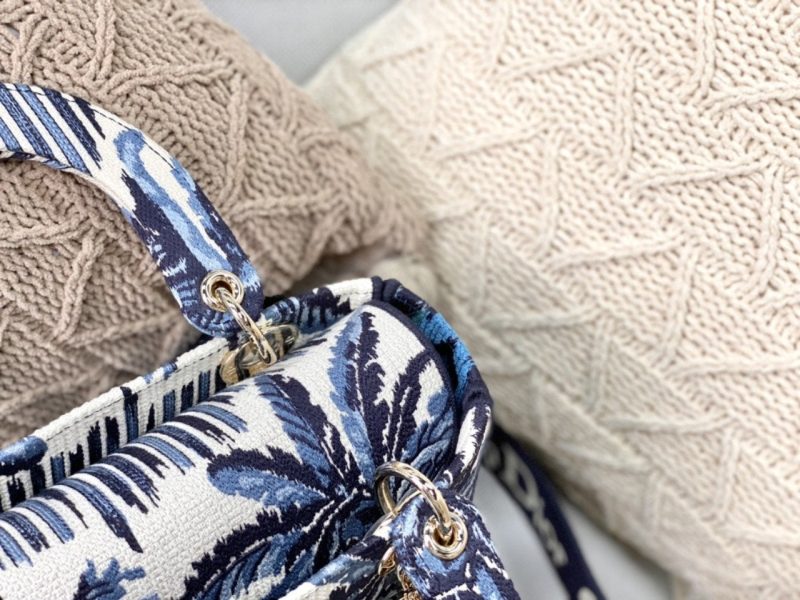 z2536606180326_591893305e0c55baa494e16f4b067f91_5910aafd-ccde-4bae-95bc-89396e9aad42 MEDIUM LADY D-LITE BLUE PALMS EMBROIDERY