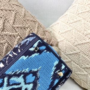 z2536606219343_55358d4fd779ba287fdba1b0361a25e8_8012c153-5550-4541-b77e-052066c0a50e MEDIUM LADY D-LITE BLUE PALMS EMBROIDERY