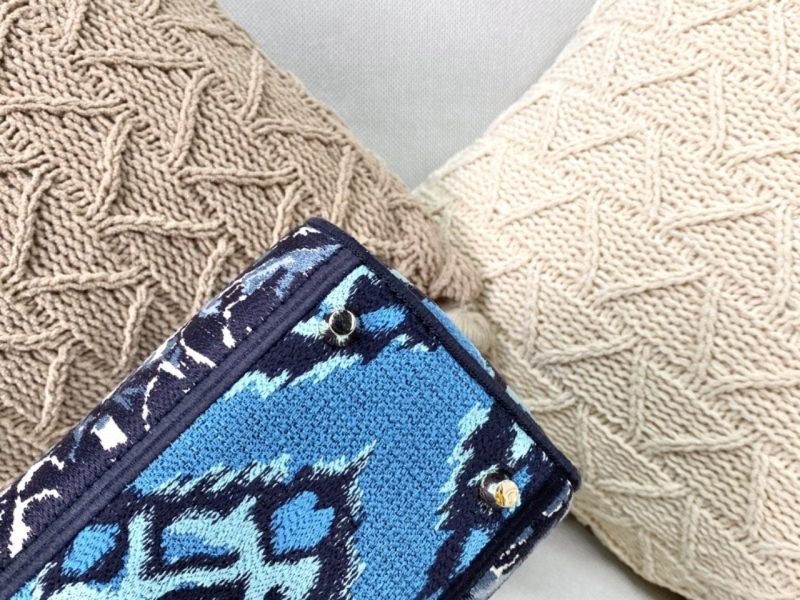 z2536606219343_55358d4fd779ba287fdba1b0361a25e8_8012c153-5550-4541-b77e-052066c0a50e MEDIUM LADY D-LITE BLUE PALMS EMBROIDERY