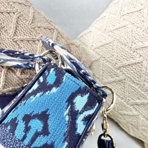 z2536606259827_b43b4bd1a86f7b5b3bcf9d15a29c6f43_ba0dbdc0-470d-4c75-8900-9a3c10fe9b64 MEDIUM LADY D-LITE BLUE PALMS EMBROIDERY