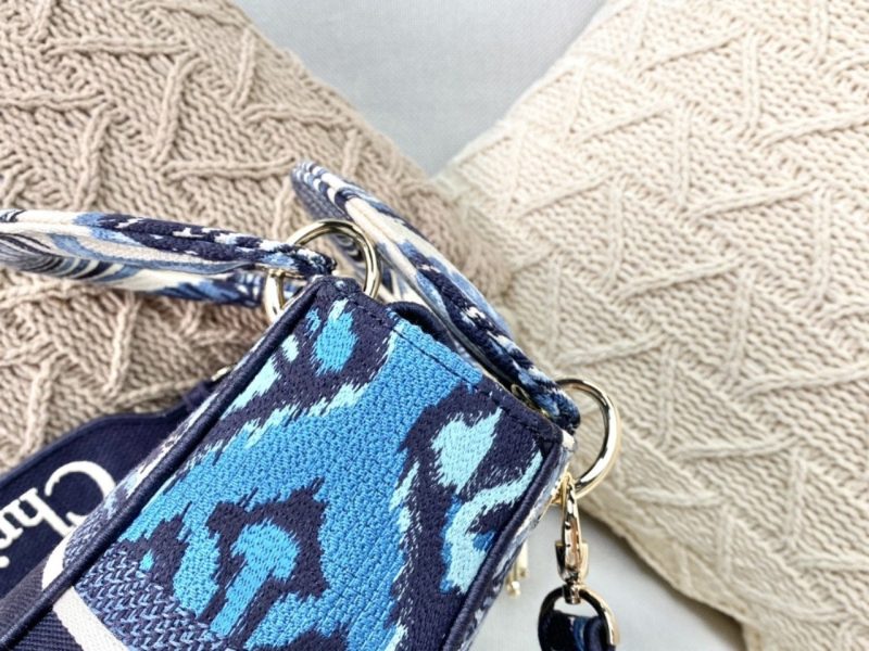 z2536606259827_b43b4bd1a86f7b5b3bcf9d15a29c6f43_ba0dbdc0-470d-4c75-8900-9a3c10fe9b64 MEDIUM LADY D-LITE BLUE PALMS EMBROIDERY