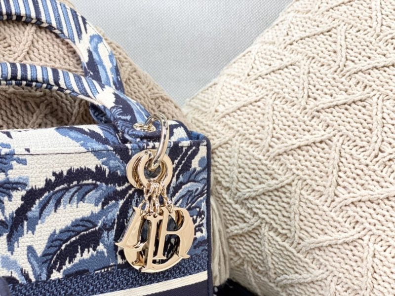 z2536606301047_f507a56d2c8070d26bdf02252e52ed73_0034abca-12c2-4186-b939-bd376476e977 MEDIUM LADY D-LITE BLUE PALMS EMBROIDERY